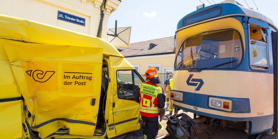 Post-Auto crasht mit Badner Bahn: Lenker schwer verletzt