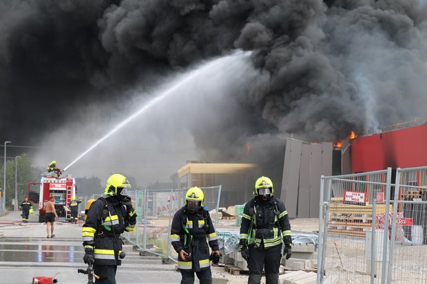 Gasflaschen explodieren: Brand bei Roten Kreuz