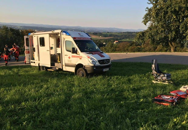Traktor-Anhänger mit 14 Personen kippt - Schwangere unter Verletzten