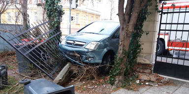 Auto kracht in Mauer - mit Kran geborgen