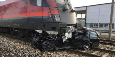 N&Ouml;: Pkw von Railjet erfasst