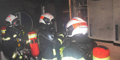 Brand: Bursch rettet sich mit Sprung aus Fenster