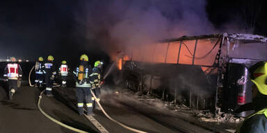 Reisebus auf der A1 in Vollbrand