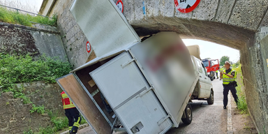 Klein-Lkw bleibt unter Viadukt stecken