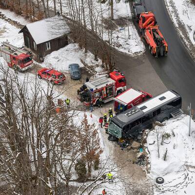 Busunfall am Pass Gschütt: Viele Verletzte