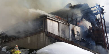 2 Feuerwehrleute bei Gro&szlig;brand verletzt