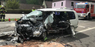 Pkw begann zu brennen - 70-J&auml;hriger starb bei Kollision