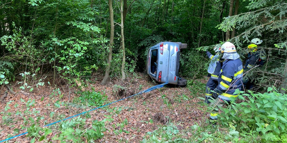 Frau und Kind überleben Auto-Überschlag