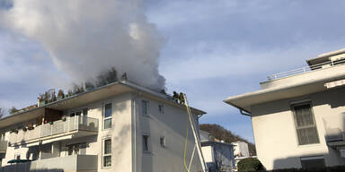 Balkonbrand fordert Verletzte: Rauchs&auml;ule &uuml;ber Graz