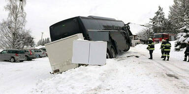 Bus mit Kindern rutscht von Stra&szlig;e