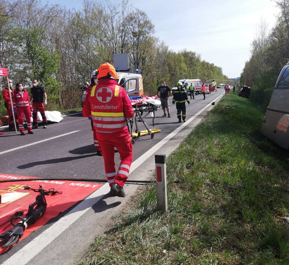 Bus crasht mit Pkw - zwei Tote