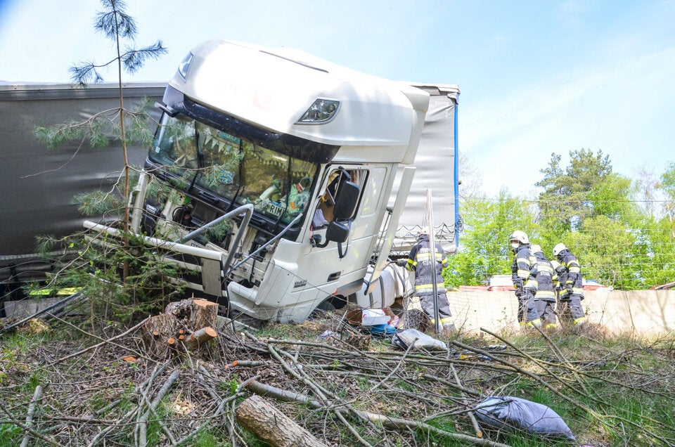 Horror-Crash: Lkw kracht gegen Betonleitwand