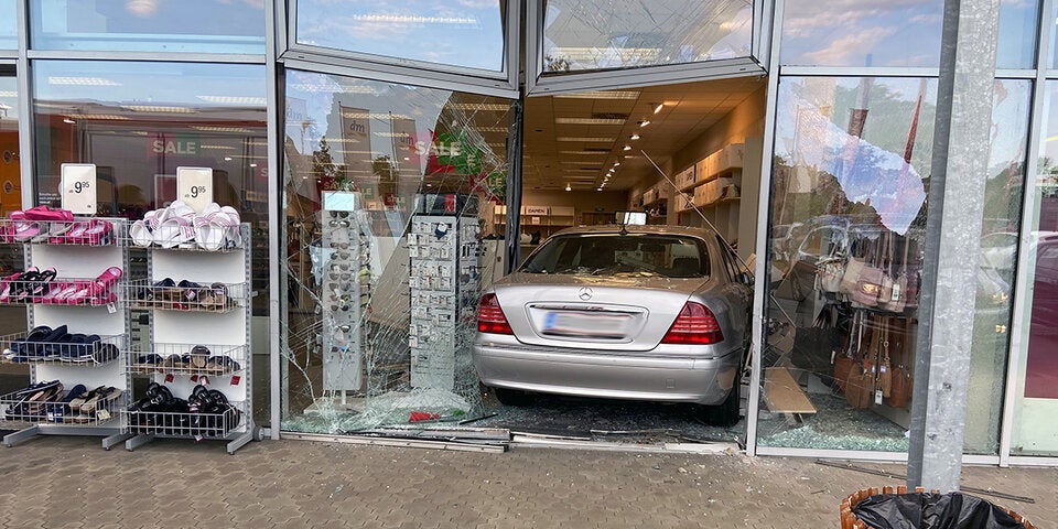 Auto-Lenkerin crasht in Schuh-Geschäft