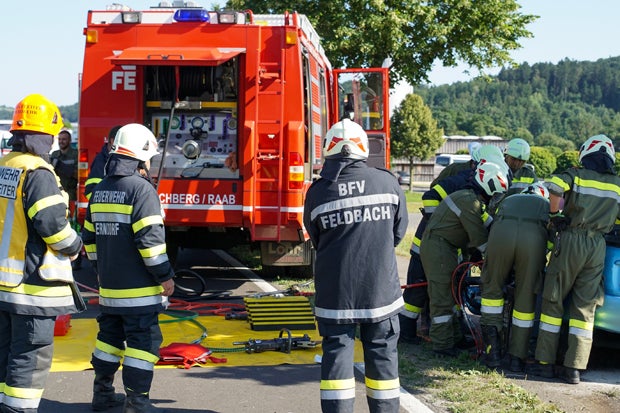Pkw crasht in Schulbus: Auto-Lenkerin tot, mehrere Kinder verletzt