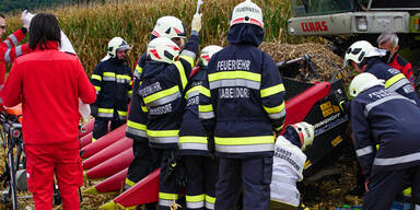 Steirer bei M&auml;hdrescher ins Maisgebiss gezogen