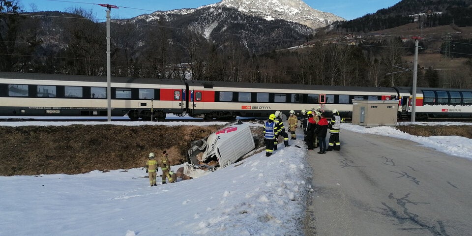 Personenzug erfasst Paket-Transporter
