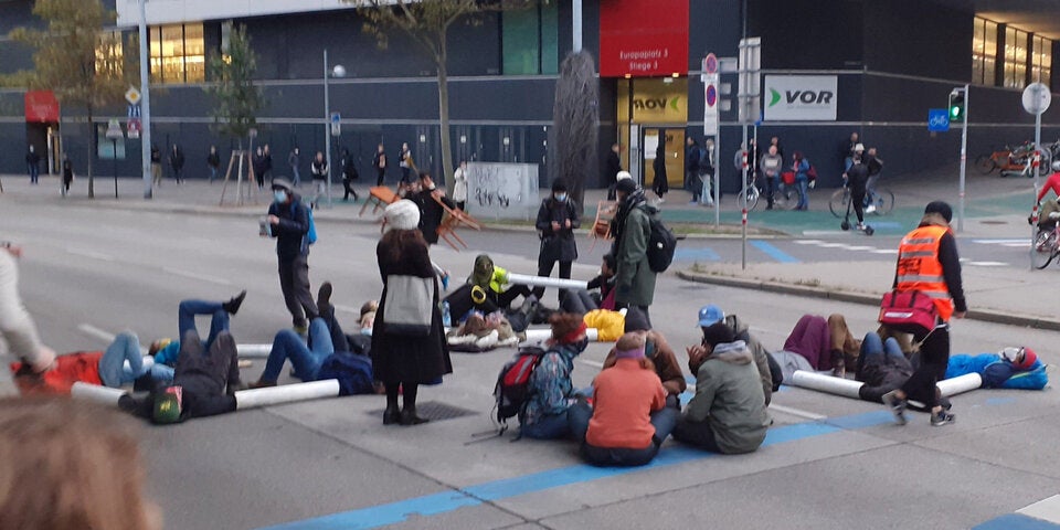 EXTINCTION REBELLION FAHRSPUREN AM GÜRTEL BLOCKIERT