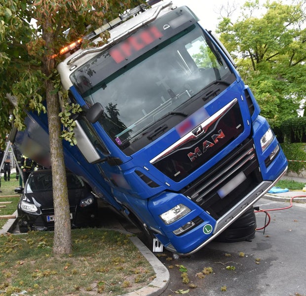 LKW KIPPTE IN WIEN-FLORIDSDORF AUF ZWEI AUTOS