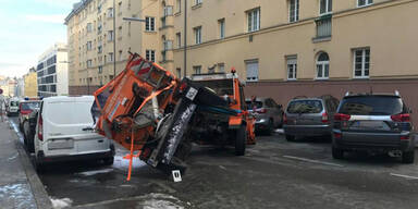 Streufahrzeug kippte um