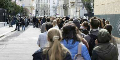 Lange Schlange vor der russischen Botschaft in Wien