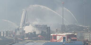 Papierfabrik in Flammen: Löscharbeiten in Pitten dauern an