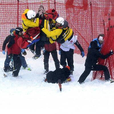 Hier wird ÖSV-Ass Streitberger abtransportiert