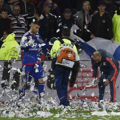 Papier-Attacke bei Lyon-Match