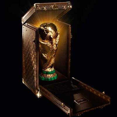 Der WM-Pokal reist in Louis Vuitton