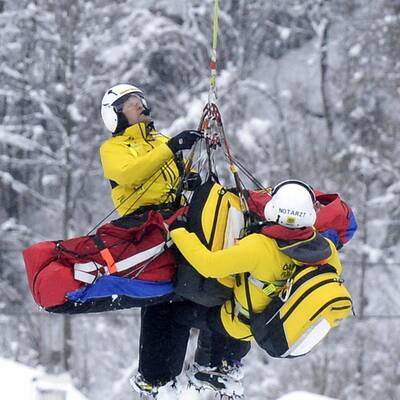 Hier wird ÖSV-Ass Streitberger abtransportiert