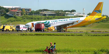 Flieger schießt über Landebahn hinaus
