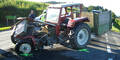 Biker kracht in Traktor