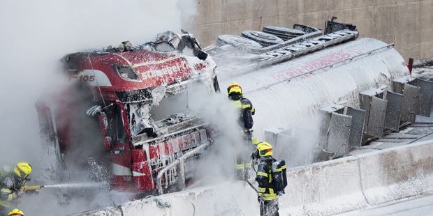 A9 gesperrt: Gefahrengut-Transporter in Flammen