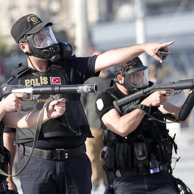 Straßenschlacht in Istanbul