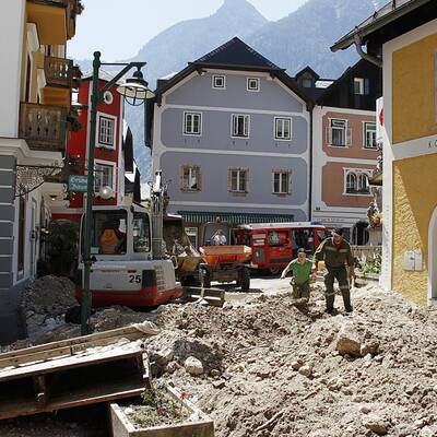 Binnen Minuten wurde der historische Ort komplett verklaust und vermurt.