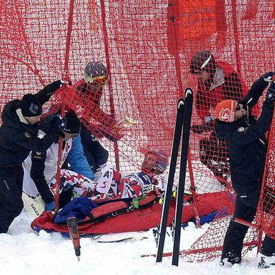 Hier wird ÖSV-Ass Streitberger abtransportiert