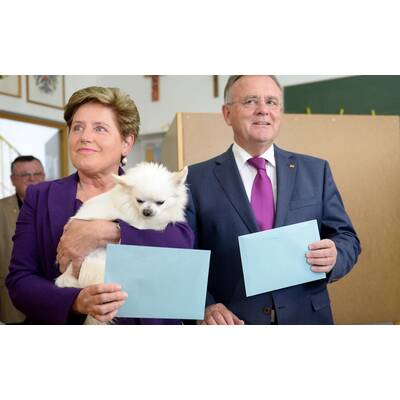 Die Spitzenkandidaten geben ihre Stimme ab