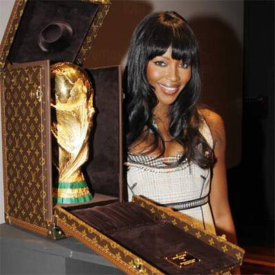 Der WM-Pokal reist in Louis Vuitton