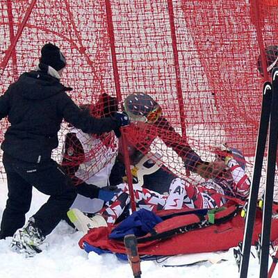 Hier wird ÖSV-Ass Streitberger abtransportiert