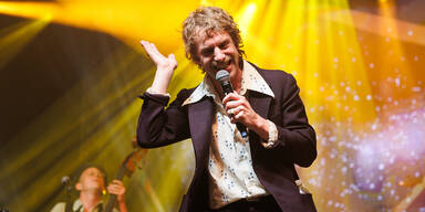 FM4 feiert Geburtstag mit Szenegr&ouml;&szlig;en und Chartst&uuml;rmern