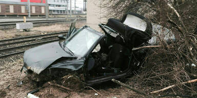 Autolenkerin st&uuml;rzt 15 Meter in die Tiefe
