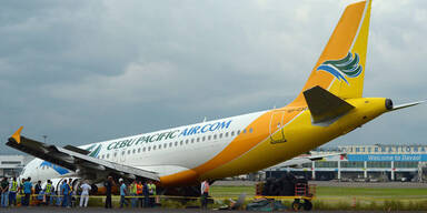Flieger schießt über Landebahn hinaus