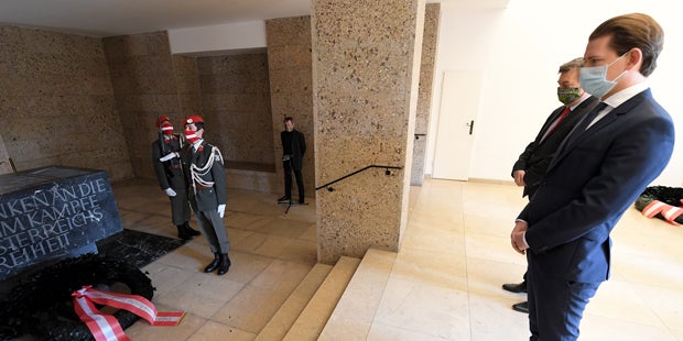 Jubiläumsgedenken mit rot-weiß-rotem Mundschutz