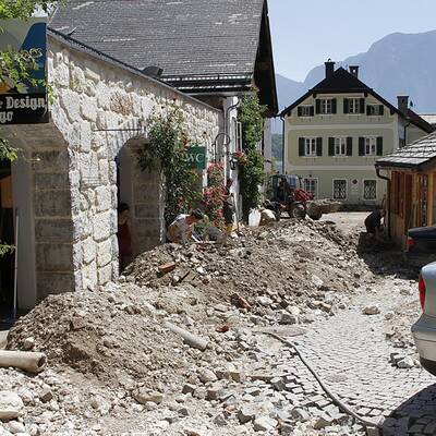 Binnen Minuten wurde der historische Ort komplett verklaust und vermurt.