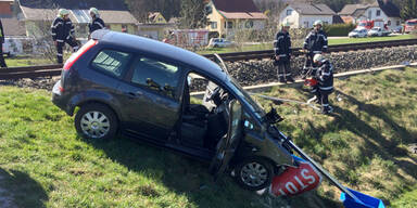Pkw kollidierte mit Zug: Zwei Verletzte