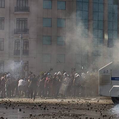 Straßenschlacht in Istanbul
