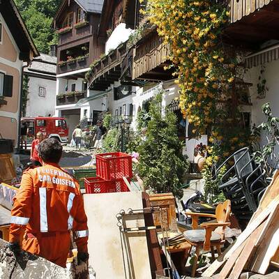 Binnen Minuten wurde der historische Ort komplett verklaust und vermurt.