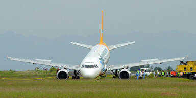 Flieger schießt über Landebahn hinaus