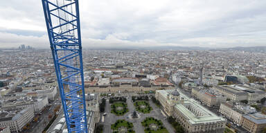 Elitesoldat springt von 192 Meter hohen Bungy-Turm