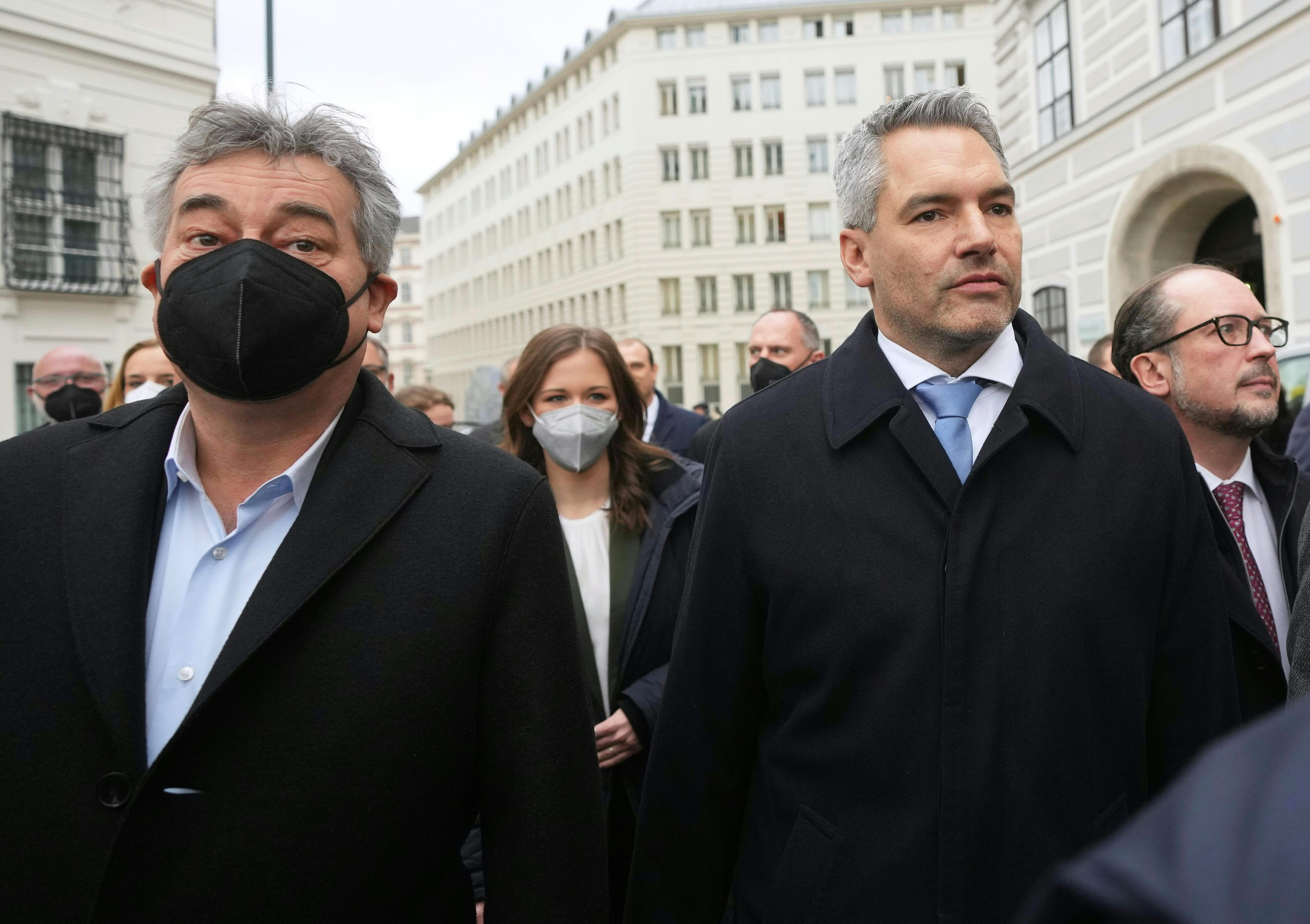 Vizekanzler Werner Kogler, Bundeskanzler Karl Nehammer und Aussenminister Alexander Schallenberg auf dem Weg zur der Angelobung