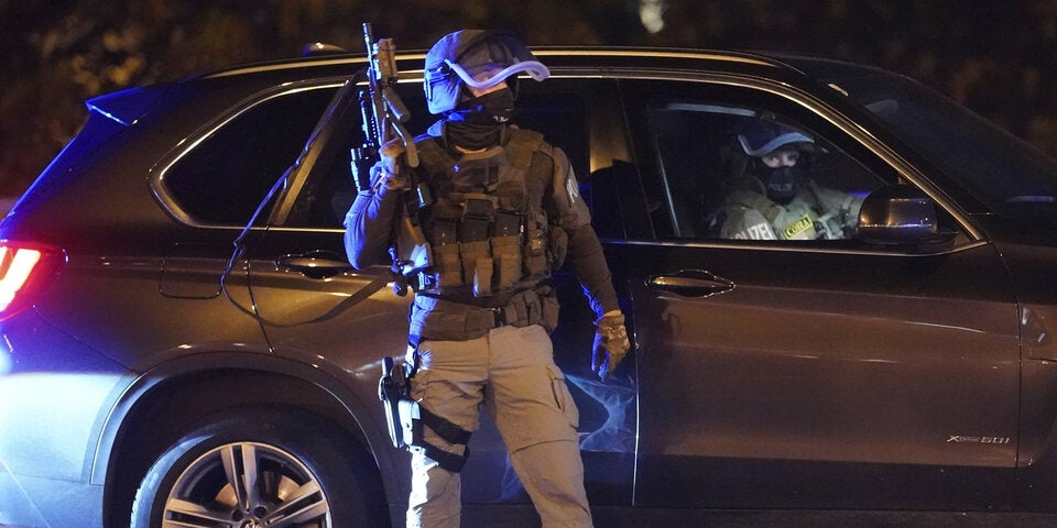 Terror in Wien: Polizei jagt Attentäter